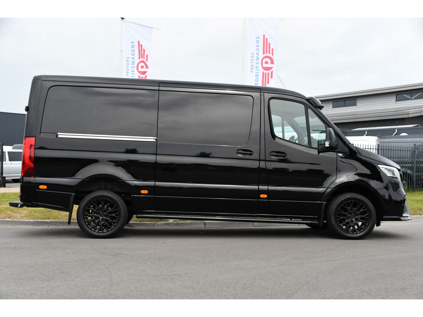 Mercedes-Benz Sprinter 319 3.0 CDI L2H1 AMG Edition Adaptieve Cruise, 360 Camera, LED, Leder, 10,5" Mbux, NAVI, Carplay, Stoelverwarming, BOM VOL!