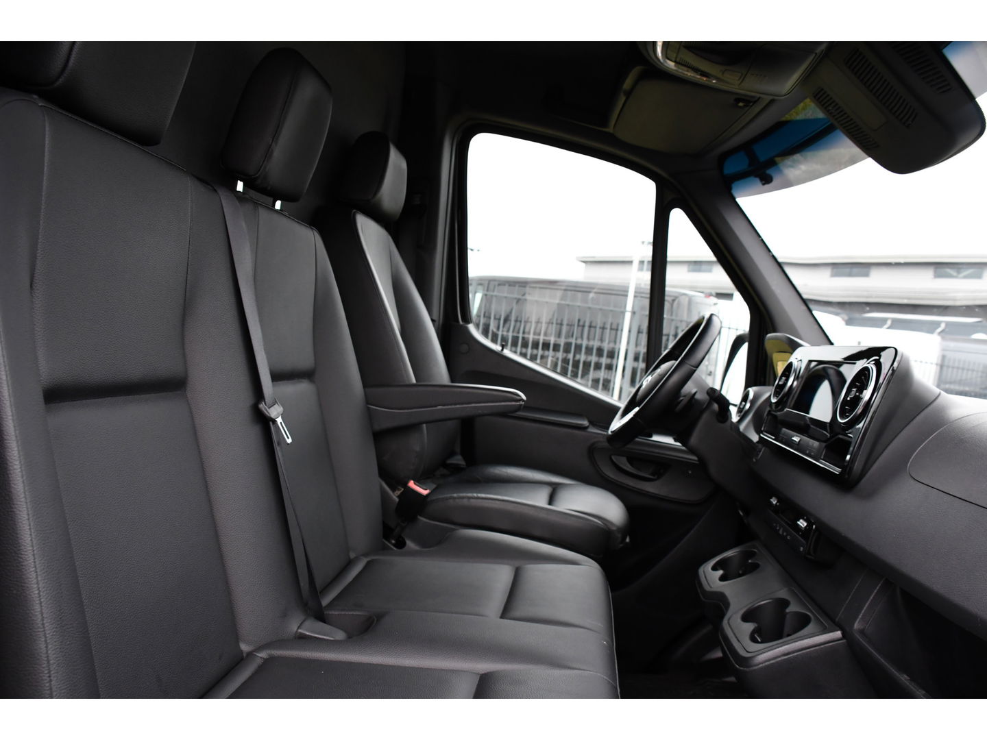 Mercedes-Benz Sprinter 319 3.0 CDI L2H1 AMG Edition Adaptieve Cruise, 360 Camera, LED, Leder, 10,5" Mbux, NAVI, Carplay, Stoelverwarming, BOM VOL!