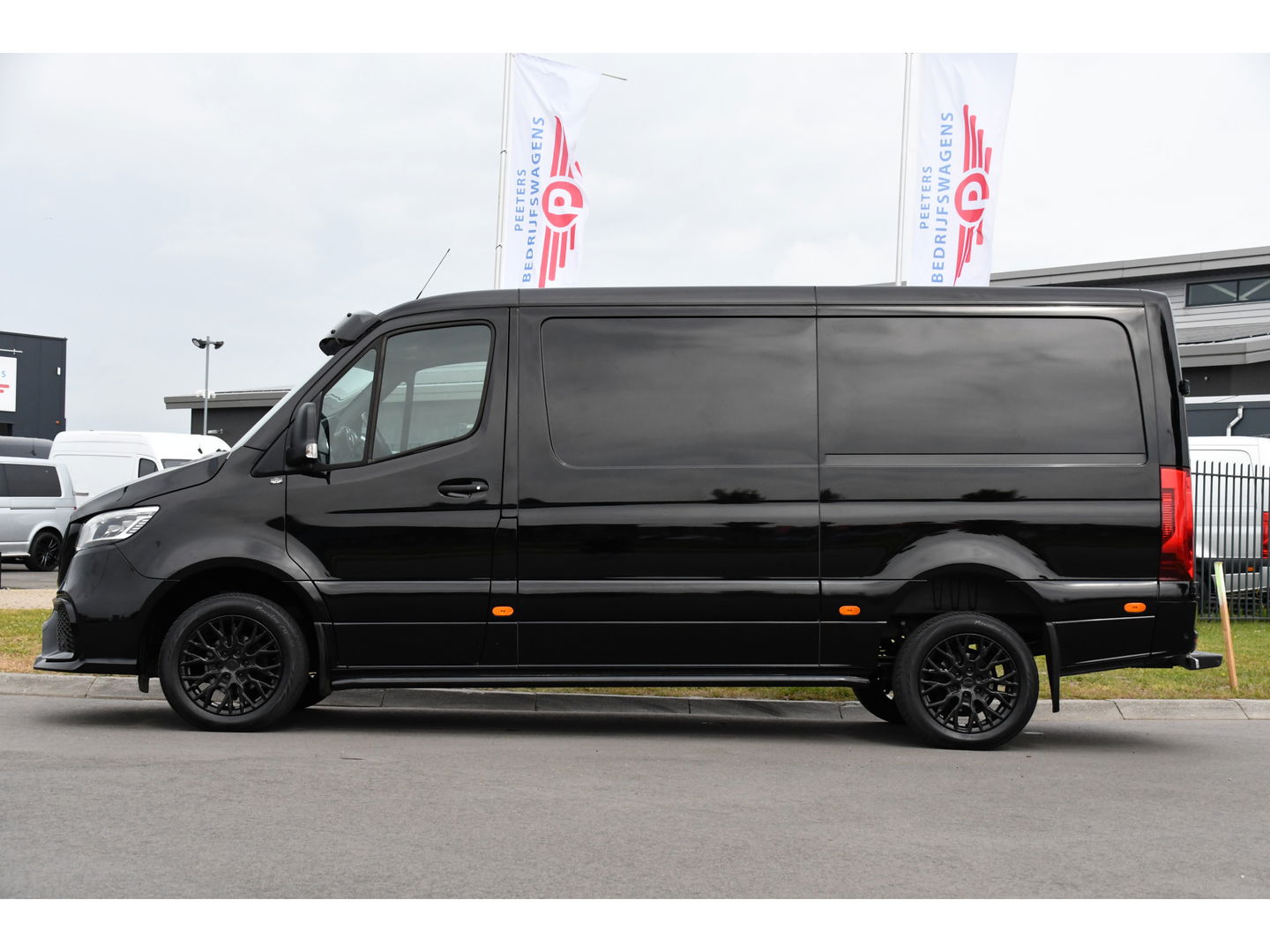 Mercedes-Benz Sprinter 319 3.0 CDI L2H1 AMG Edition Adaptieve Cruise, 360 Camera, LED, Leder, 10,5" Mbux, NAVI, Carplay, Stoelverwarming, BOM VOL!