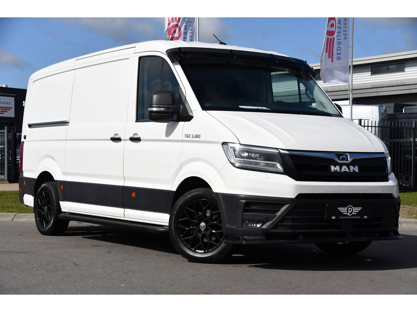 MAN TGE 35 2.0 L3H2 Black & White Edition Adaptieve Cruise, Camera, Carplay, 177PK, LED, Sensoren, Trekhaak, Stoelverwarming, UNIEK!