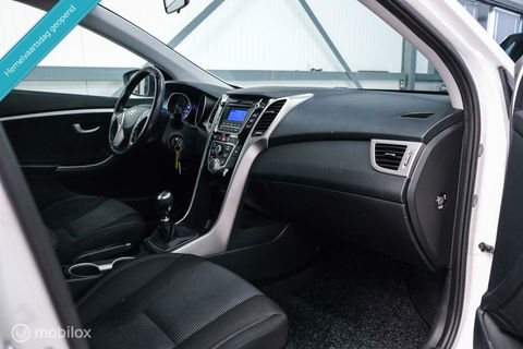 Hyundai i30 Wagon 1.6 GDI 120 pk | Trekhaak | Clima | Cruise | Stuurwielverwarming | All seasons | Nieuwe APK |