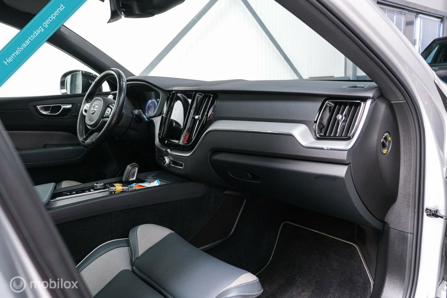 Volvo XC60 2.0 Recharge T8 AWD R-Design 390 pk | Trekhaak | Schuifdak | Dealer onderhouden | Camera | DAB | Stoel + stuurwiel verwarming |