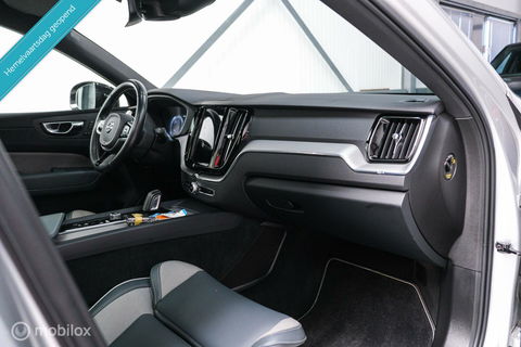 Volvo XC60 2.0 Recharge T8 AWD R-Design 390 pk | Trekhaak | Schuifdak | Dealer onderhouden | Camera | DAB | Stoel + stuurwiel verwarming |