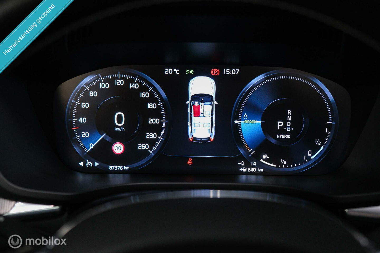 Volvo XC60 2.0 Recharge T8 AWD R-Design 390 pk | Trekhaak | Schuifdak | Dealer onderhouden | Camera | DAB | Stoel + stuurwiel verwarming |