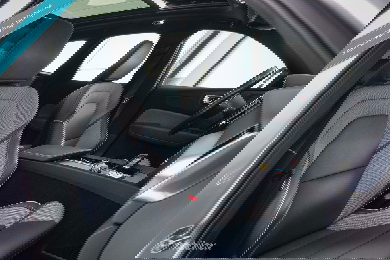 Volvo XC60 2.0 Recharge T8 AWD R-Design 390 pk | Trekhaak | Schuifdak | Dealer onderhouden | Camera | DAB | Stoel + stuurwiel verwarming |