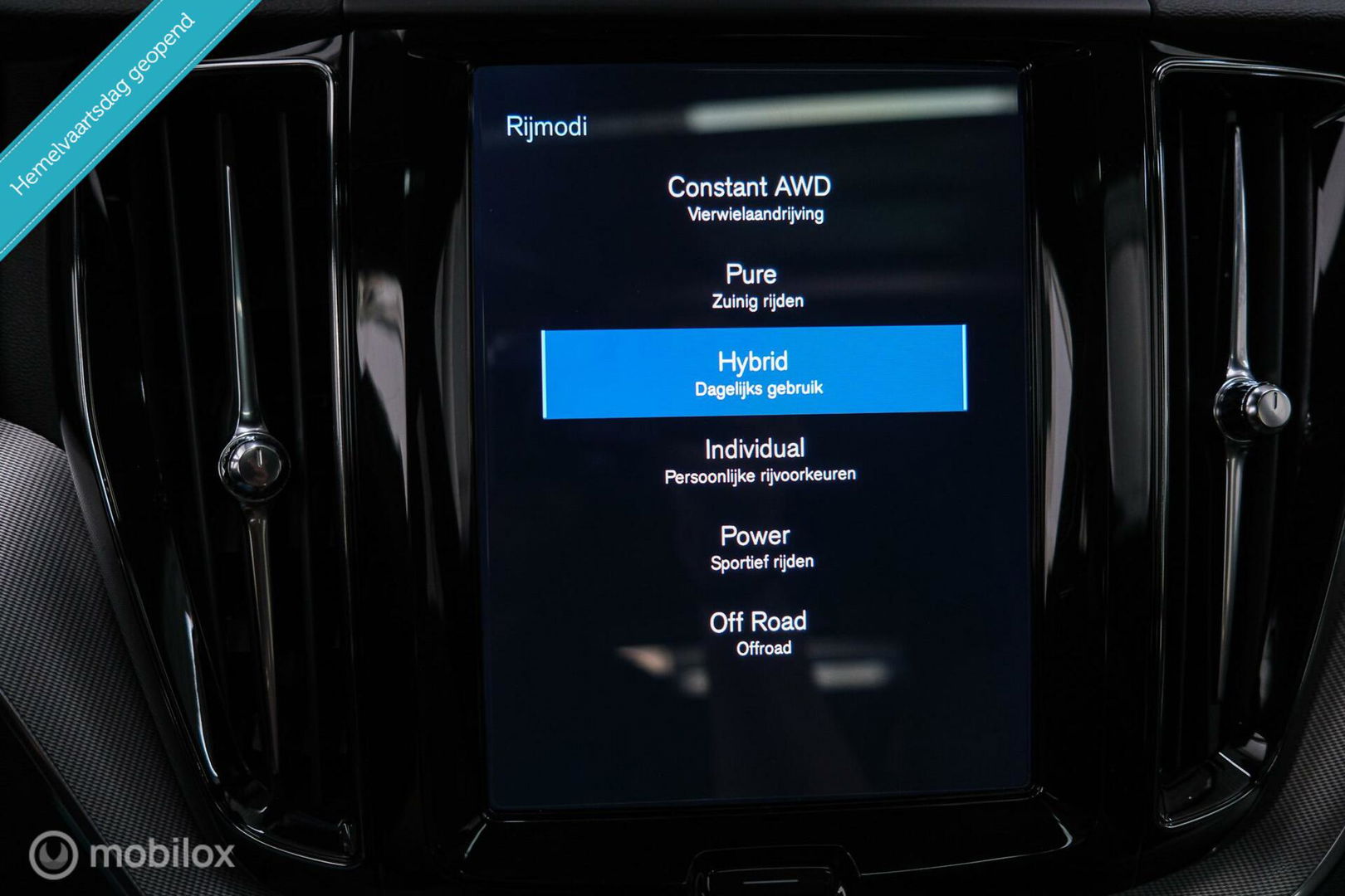 Volvo XC60 2.0 Recharge T8 AWD R-Design 390 pk | Trekhaak | Schuifdak | Dealer onderhouden | Camera | DAB | Stoel + stuurwiel verwarming |