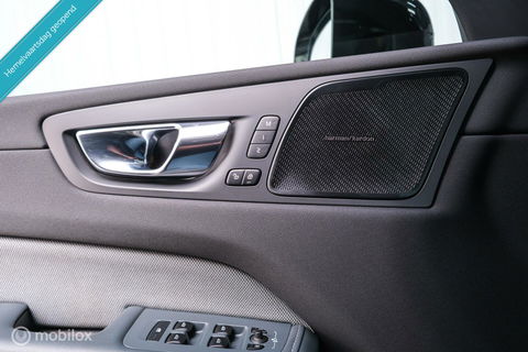 Volvo XC60 2.0 Recharge T8 AWD R-Design 390 pk | Trekhaak | Schuifdak | Dealer onderhouden | Camera | DAB | Stoel + stuurwiel verwarming |