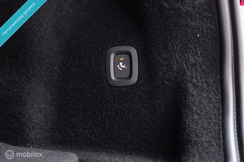Volvo XC60 2.0 Recharge T8 AWD R-Design 390 pk | Trekhaak | Schuifdak | Dealer onderhouden | Camera | DAB | Stoel + stuurwiel verwarming |