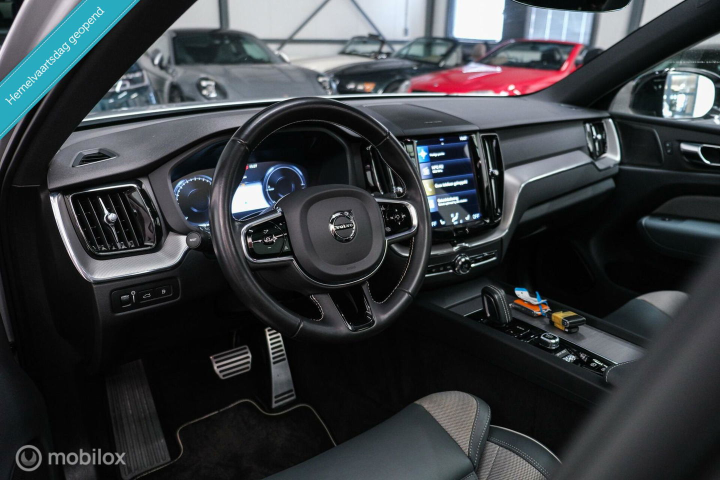 Volvo XC60 2.0 Recharge T8 AWD R-Design 390 pk | Trekhaak | Schuifdak | Dealer onderhouden | Camera | DAB | Stoel + stuurwiel verwarming |