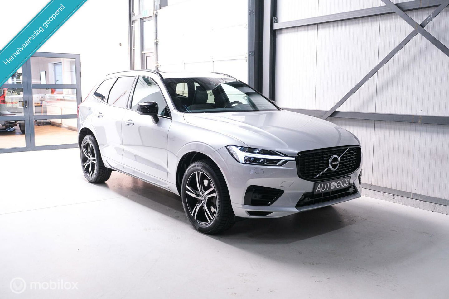 Volvo XC60 2.0 Recharge T8 AWD R-Design 390 pk | Trekhaak | Schuifdak | Dealer onderhouden | Camera | DAB | Stoel + stuurwiel verwarming |