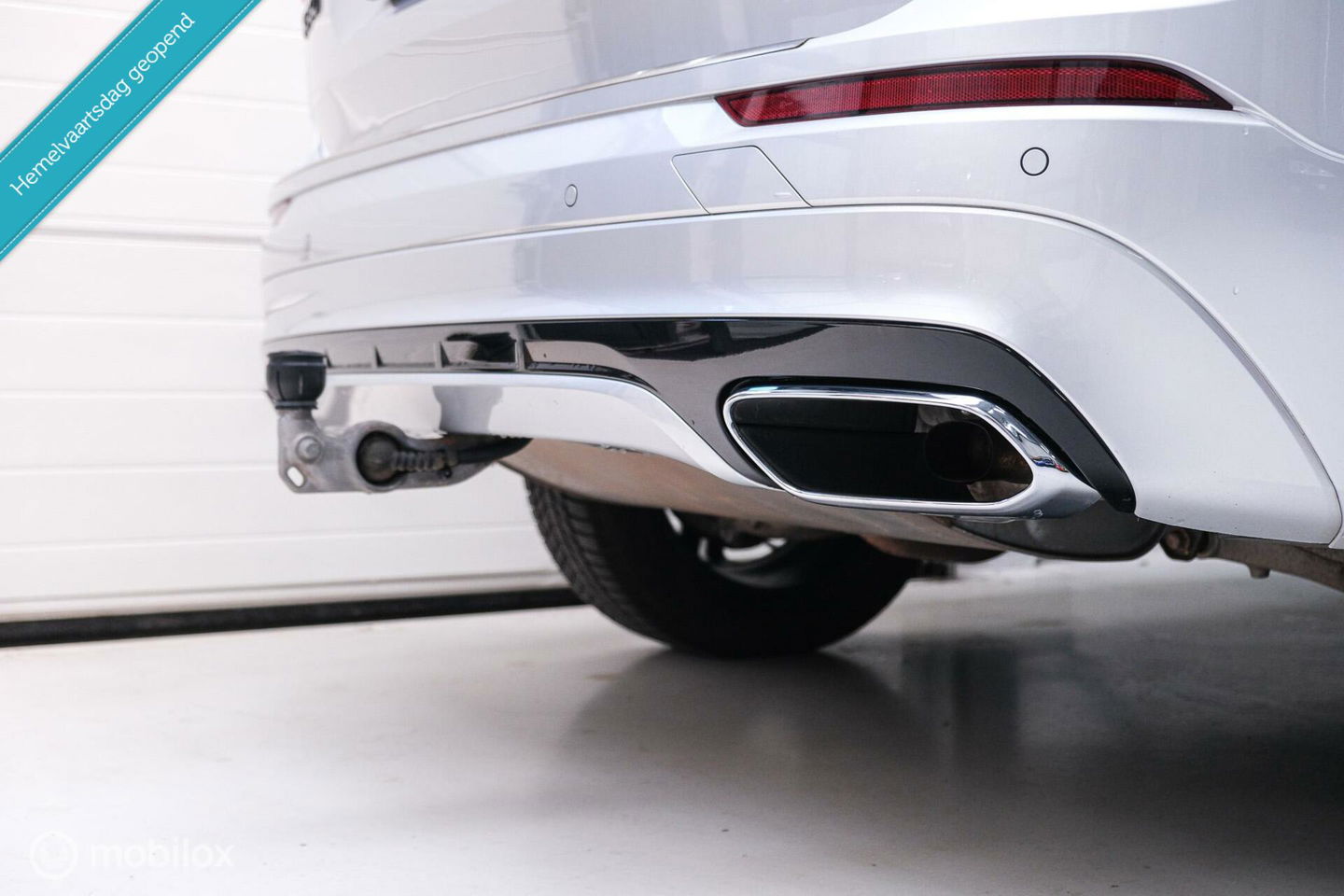 Volvo XC60 2.0 Recharge T8 AWD R-Design 390 pk | Trekhaak | Schuifdak | Dealer onderhouden | Camera | DAB | Stoel + stuurwiel verwarming |