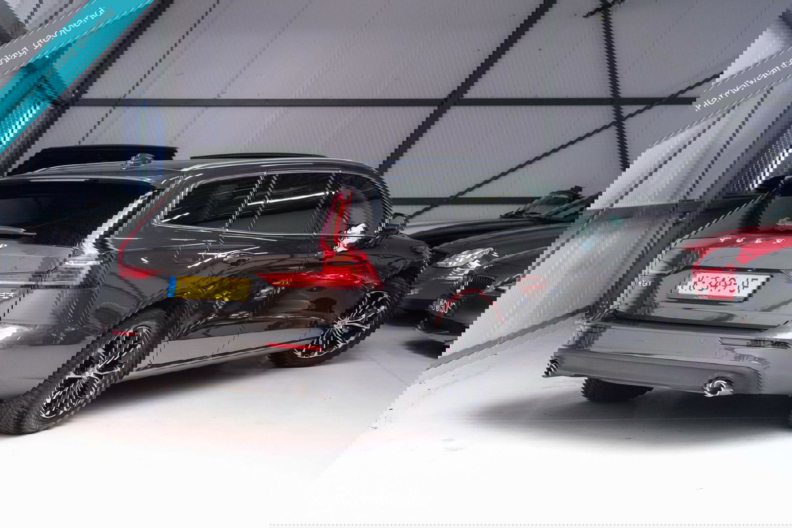 Volvo V60 2.0 B3 Momentum Advantage | Schuifdak | Pine Grey | Trekhaak | Stoel + stuurwiel verwarming | NAP NL auto |