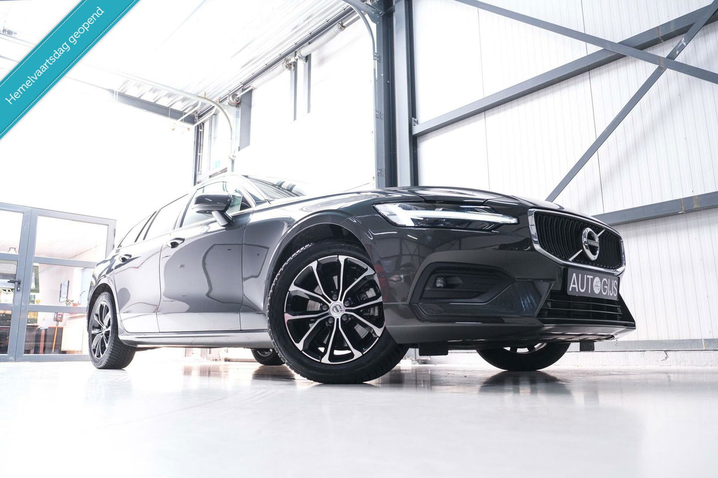Volvo V60 2.0 B3 Momentum Advantage | Schuifdak | Pine Grey | Trekhaak | Stoel + stuurwiel verwarming | NAP NL auto |