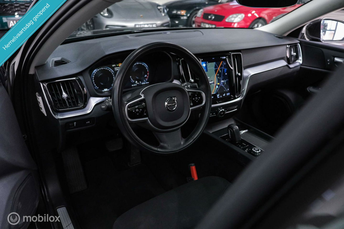 Volvo V60 2.0 B3 Momentum Advantage | Schuifdak | Pine Grey | Trekhaak | Stoel + stuurwiel verwarming | NAP NL auto |