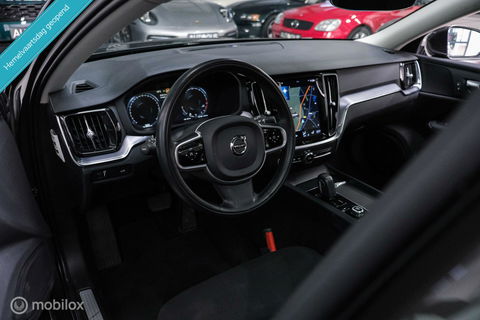 Volvo V60 2.0 B3 Momentum Advantage | Schuifdak | Pine Grey | Trekhaak | Stoel + stuurwiel verwarming | NAP NL auto |