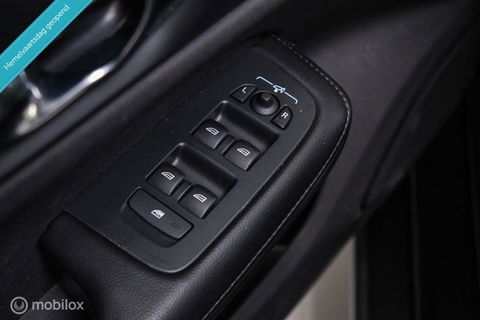 Volvo V60 2.0 B3 Momentum Advantage | Schuifdak | Pine Grey | Trekhaak | Stoel + stuurwiel verwarming | NAP NL auto |
