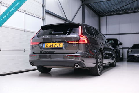 Volvo V60 2.0 B3 Momentum Advantage | Schuifdak | Pine Grey | Trekhaak | Stoel + stuurwiel verwarming | NAP NL auto |