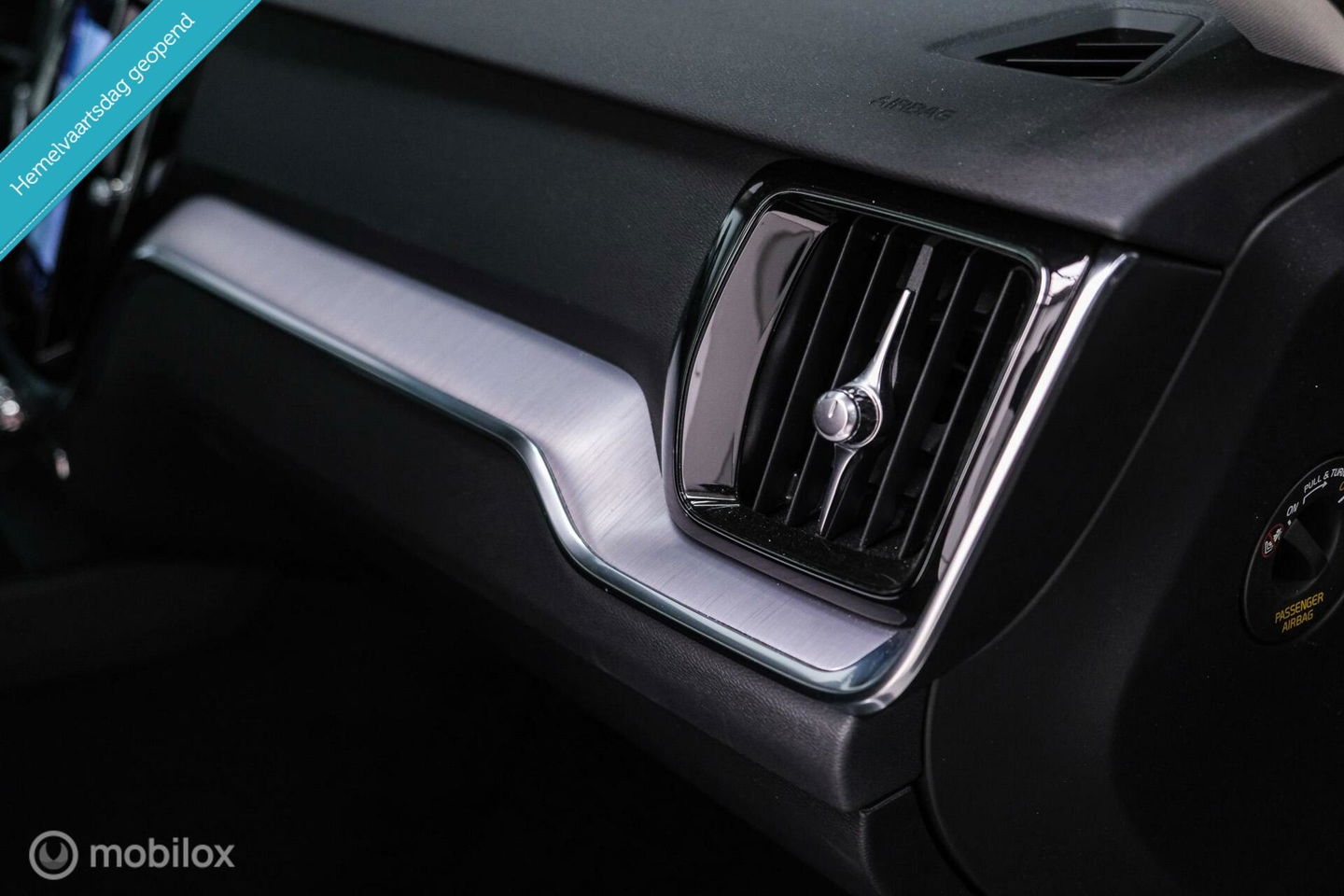 Volvo V60 2.0 B3 Momentum Advantage | Schuifdak | Pine Grey | Trekhaak | Stoel + stuurwiel verwarming | NAP NL auto |