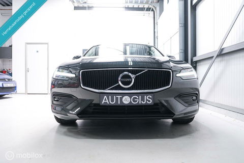 Volvo V60 2.0 B3 Momentum Advantage | Schuifdak | Pine Grey | Trekhaak | Stoel + stuurwiel verwarming | NAP NL auto |