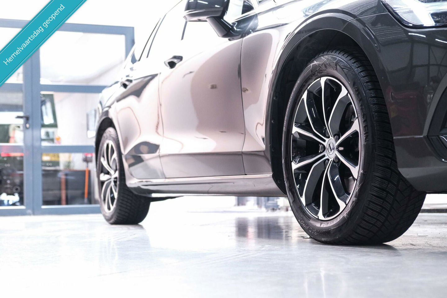 Volvo V60 2.0 B3 Momentum Advantage | Schuifdak | Pine Grey | Trekhaak | Stoel + stuurwiel verwarming | NAP NL auto |