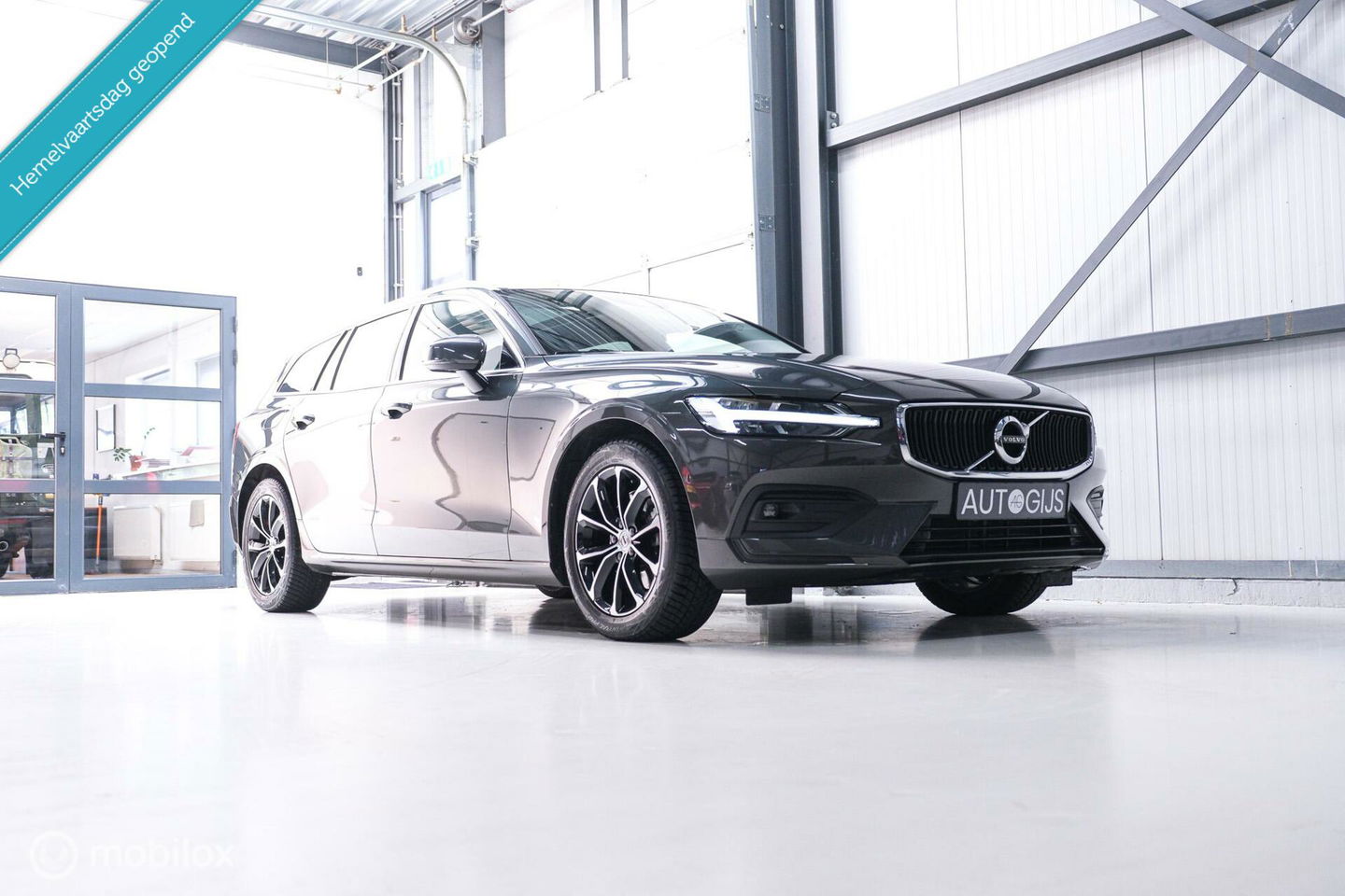 Volvo V60 2.0 B3 Momentum Advantage | Schuifdak | Pine Grey | Trekhaak | Stoel + stuurwiel verwarming | NAP NL auto |