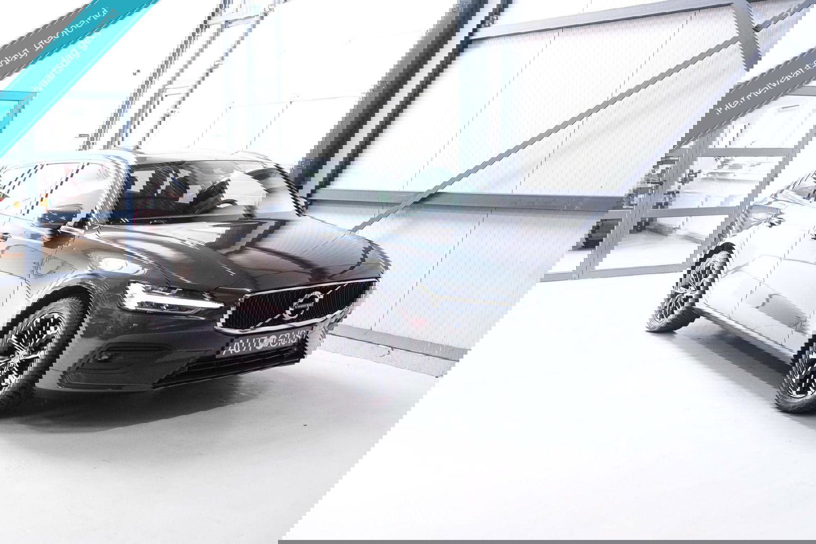 Volvo V60 2.0 B3 Momentum Advantage | Schuifdak | Pine Grey | Trekhaak | Stoel + stuurwiel verwarming | NAP NL auto |