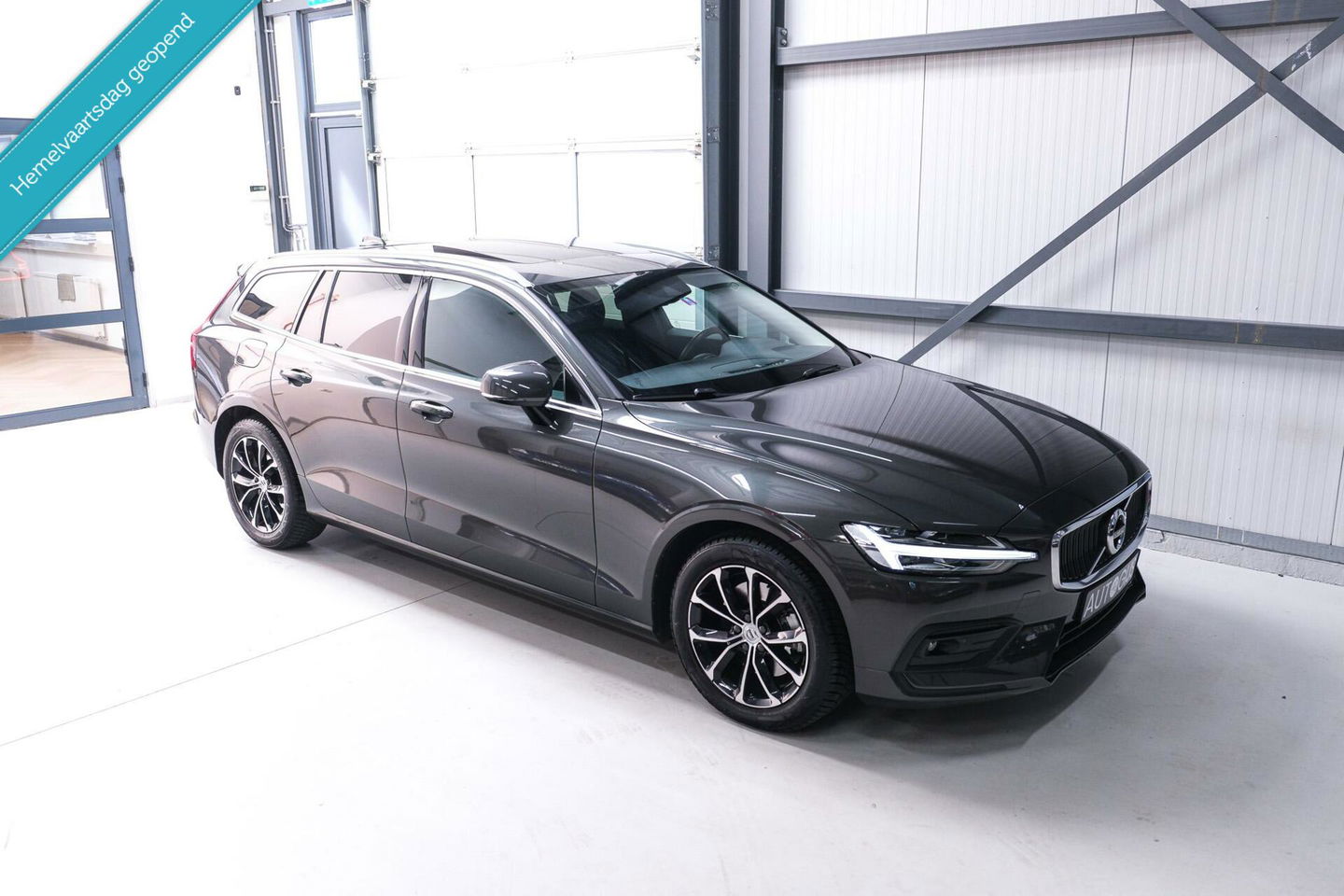 Volvo V60 2.0 B3 Momentum Advantage | Schuifdak | Pine Grey | Trekhaak | Stoel + stuurwiel verwarming | NAP NL auto |