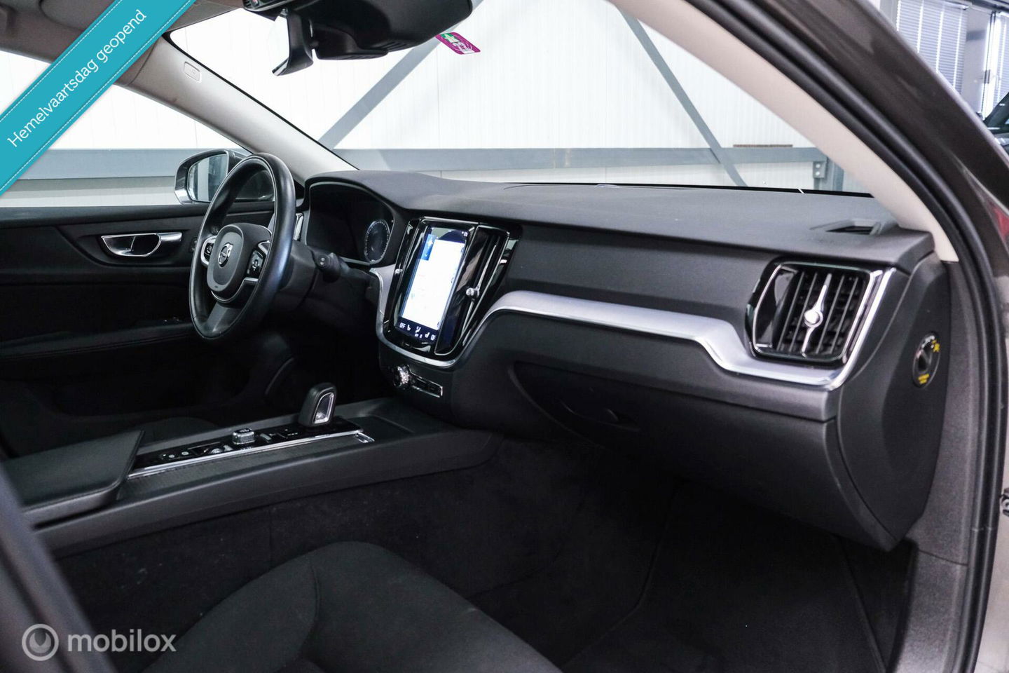 Volvo V60 2.0 B3 Momentum Advantage | Schuifdak | Pine Grey | Trekhaak | Stoel + stuurwiel verwarming | NAP NL auto |