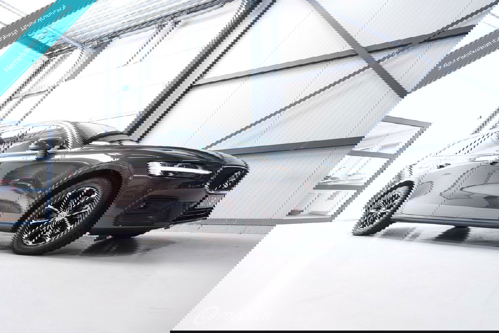 Volvo V60 2.0 B3 Momentum Advantage | Schuifdak | Pine Grey | Trekhaak | Stoel + stuurwiel verwarming | NAP NL auto |