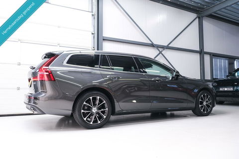 Volvo V60 2.0 B3 Momentum Advantage | Schuifdak | Pine Grey | Trekhaak | Stoel + stuurwiel verwarming | NAP NL auto |