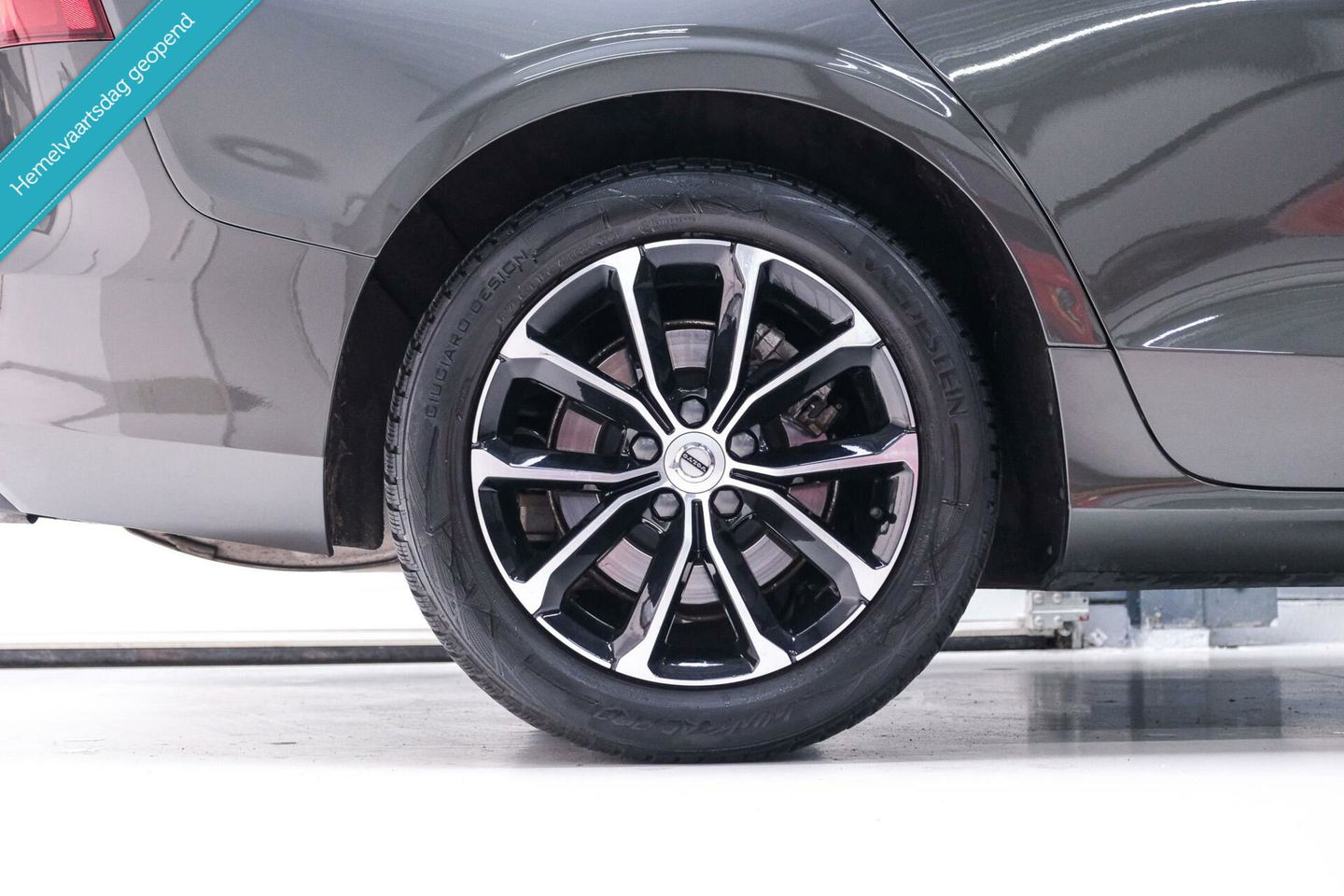 Volvo V60 2.0 B3 Momentum Advantage | Schuifdak | Pine Grey | Trekhaak | Stoel + stuurwiel verwarming | NAP NL auto |