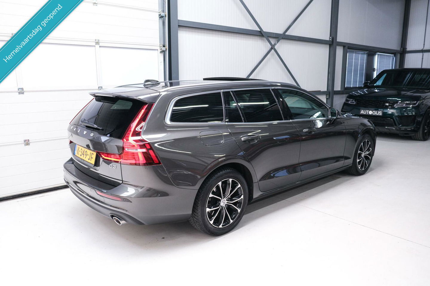 Volvo V60 2.0 B3 Momentum Advantage | Schuifdak | Pine Grey | Trekhaak | Stoel + stuurwiel verwarming | NAP NL auto |