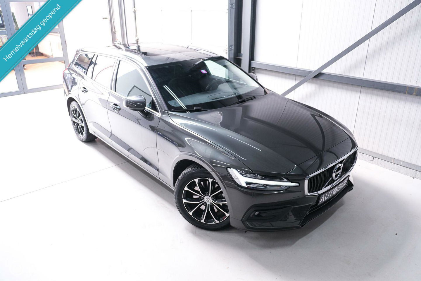 Volvo V60 2.0 B3 Momentum Advantage | Schuifdak | Pine Grey | Trekhaak | Stoel + stuurwiel verwarming | NAP NL auto |