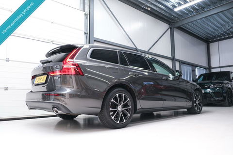 Volvo V60 2.0 B3 Momentum Advantage | Schuifdak | Pine Grey | Trekhaak | Stoel + stuurwiel verwarming | NAP NL auto |