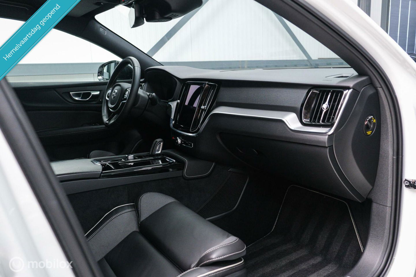 Volvo V60 2.0 T8 Recharge AWD R-Design | NL auto | DAB+ | CarPlay | Adaptive | Blis | Rijklaar |