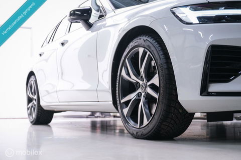 Volvo V60 2.0 T8 Recharge AWD R-Design | NL auto | DAB+ | CarPlay | Adaptive | Blis | Rijklaar |