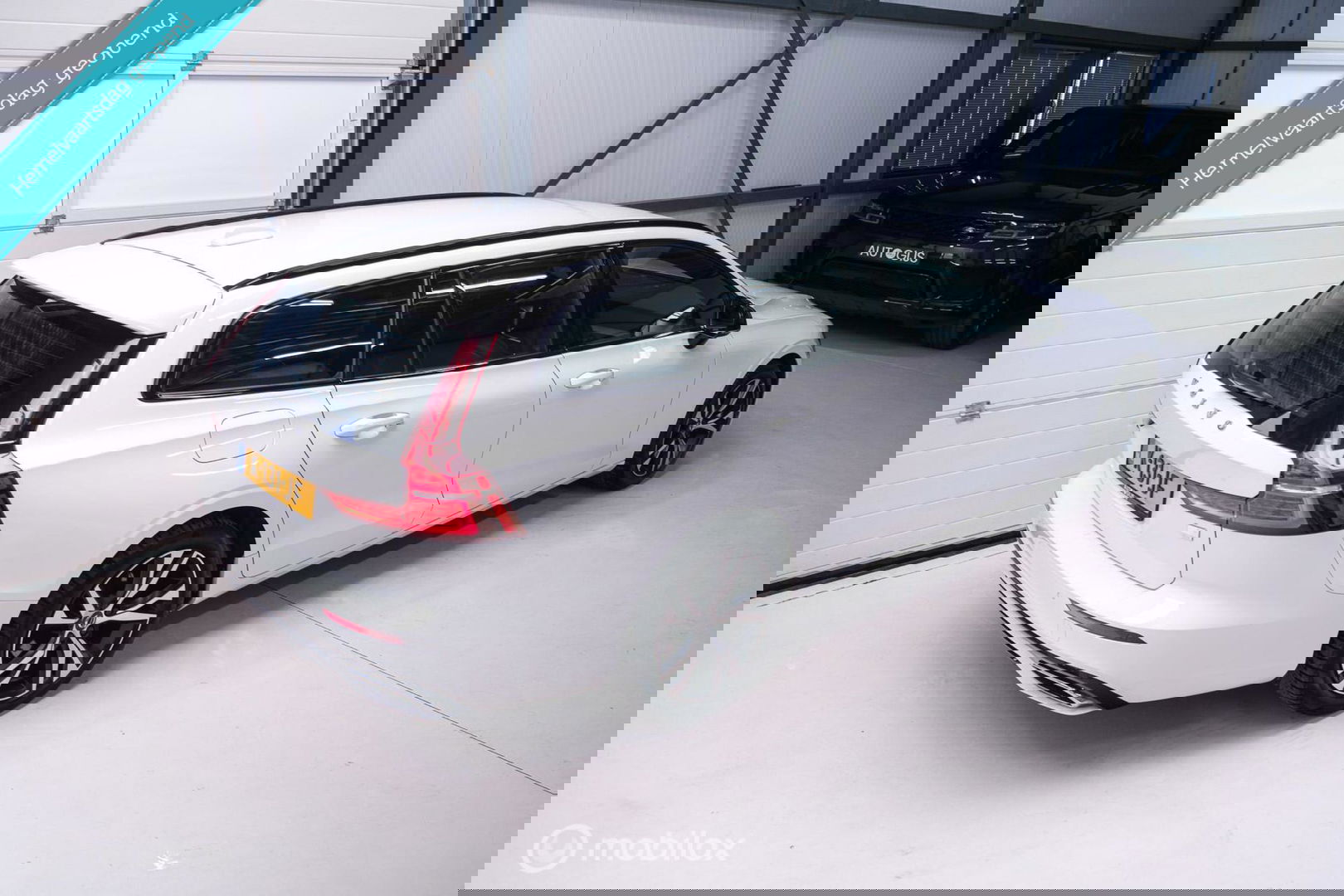 Volvo V60 2.0 T8 Recharge AWD R-Design | NL auto | DAB+ | CarPlay | Adaptive | Blis | Rijklaar |