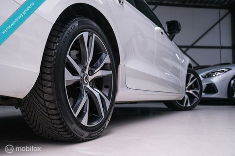 Volvo V60 2.0 T8 Recharge AWD R-Design | NL auto | DAB+ | CarPlay | Adaptive | Blis | Rijklaar |
