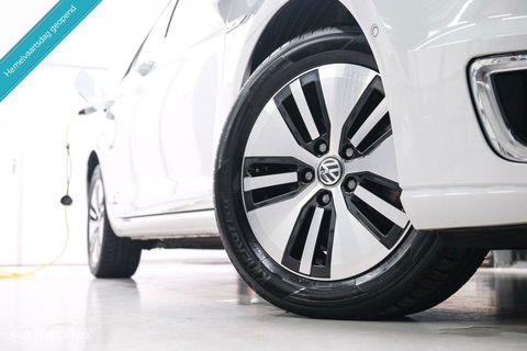 Volkswagen e-Golf | Adaptive | Stoelverwarming | PDC | Navigatie | Ambiance verlichting | LED |