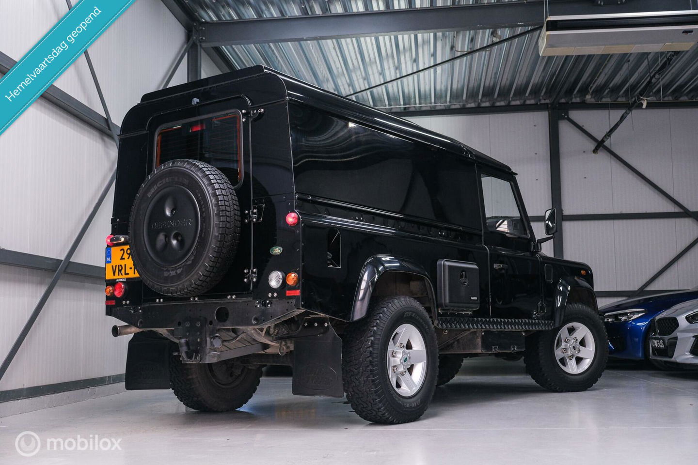 Land Rover Defender 2.4 TD 110 | Airco | BTW auto | Origineel NL | SVX | NAP | Commercial | ASS stoelen | Trekhaak | 60th anniversary | X Tech |