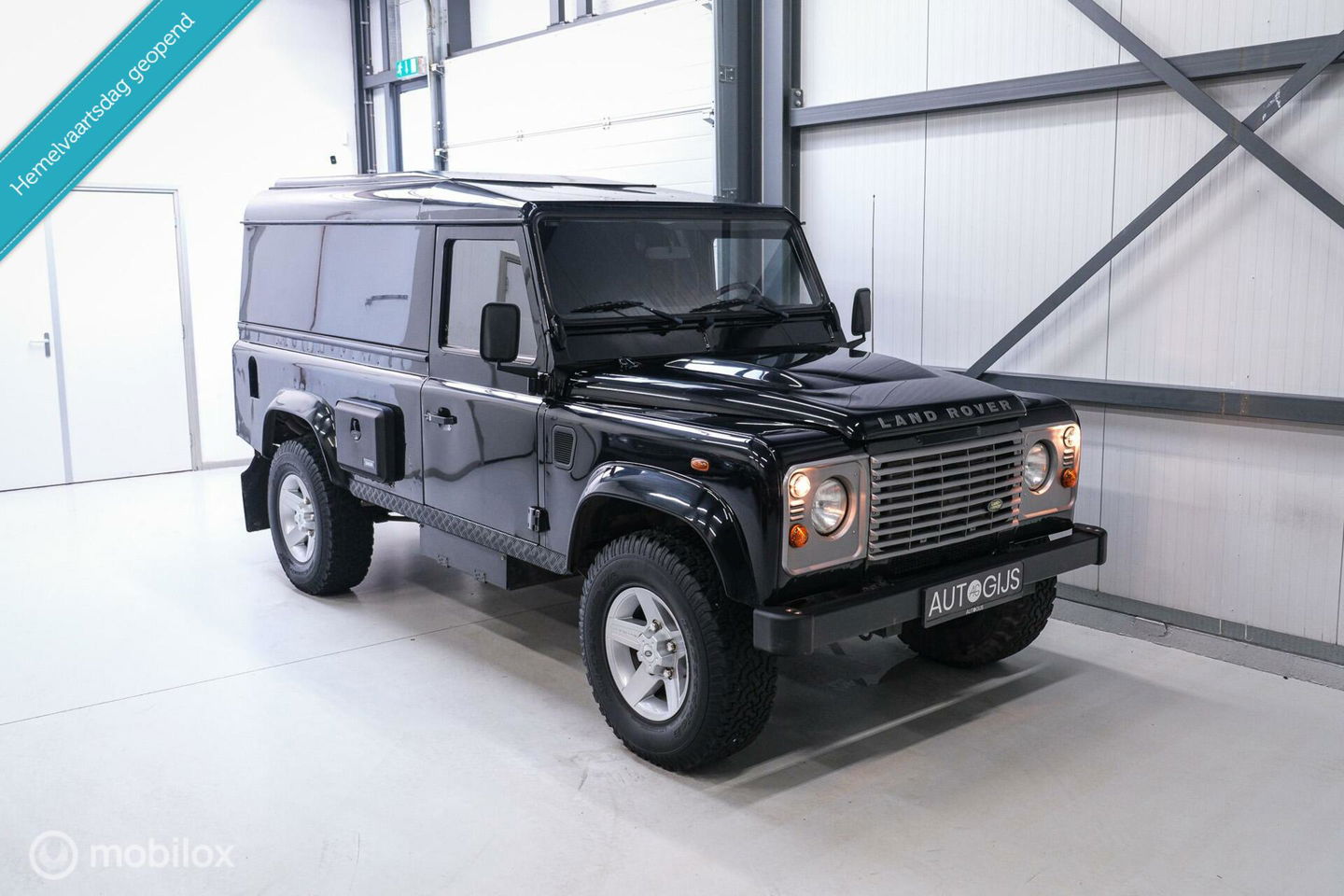 Land Rover Defender 2.4 TD 110 | Airco | BTW auto | Origineel NL | SVX | NAP | Commercial | ASS stoelen | Trekhaak | 60th anniversary | X Tech |
