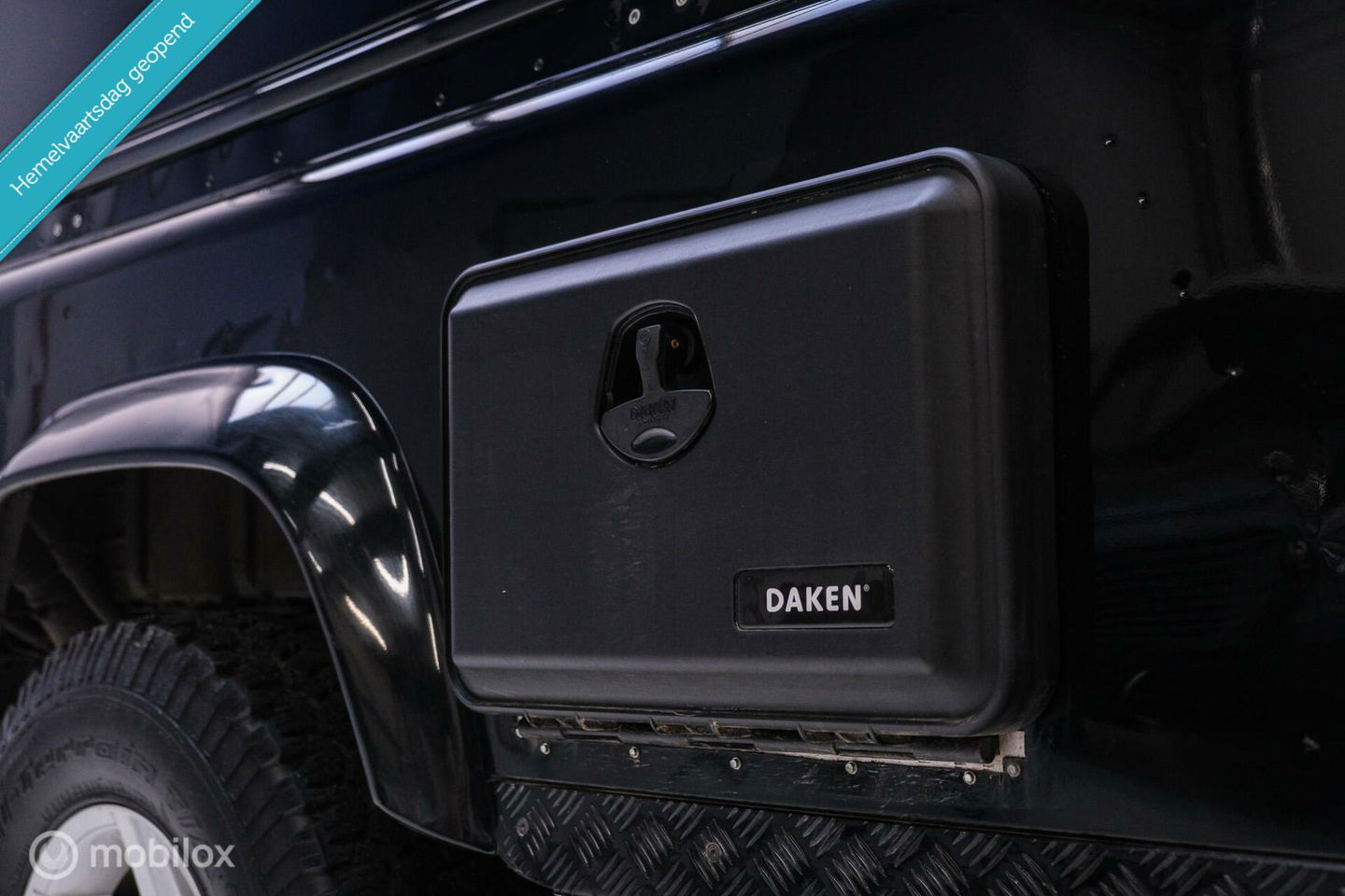 Land Rover Defender 2.4 TD 110 | Airco | BTW auto | Origineel NL | SVX | NAP | Commercial | ASS stoelen | Trekhaak | 60th anniversary | X Tech |