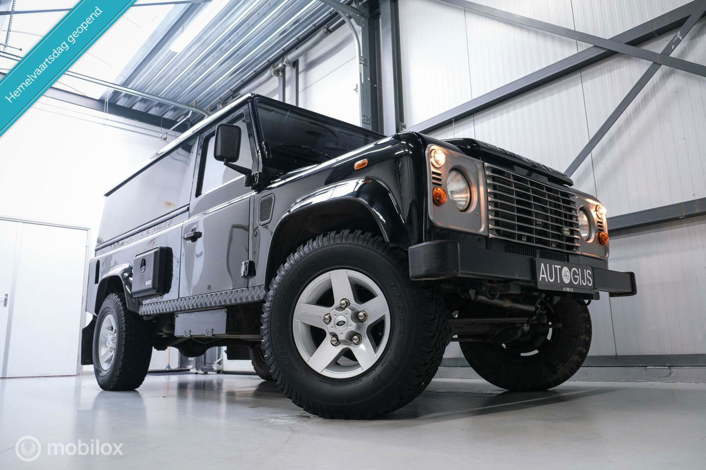Land Rover Defender 2.4 TD 110 | Airco | BTW auto | Origineel NL | SVX | NAP | Commercial | ASS stoelen | Trekhaak | 60th anniversary | X Tech |