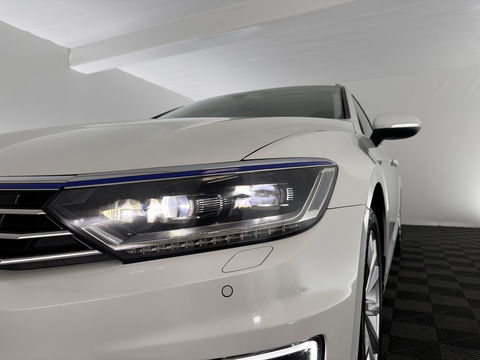 Volkswagen Passat Variant 1.4 TSI GTE Highline Aut. *FULL-LED | ADAPTIVE-CRUISE | ERGONOMIC-SPORTSEATS | KEYLESS | NAVI-FULLMAP | ECC | PARKPILOT | HEATED-SEATS | SHIFT-PADDLES | AMBIENT-LIGHT | TOWBAR | 17''ALU*