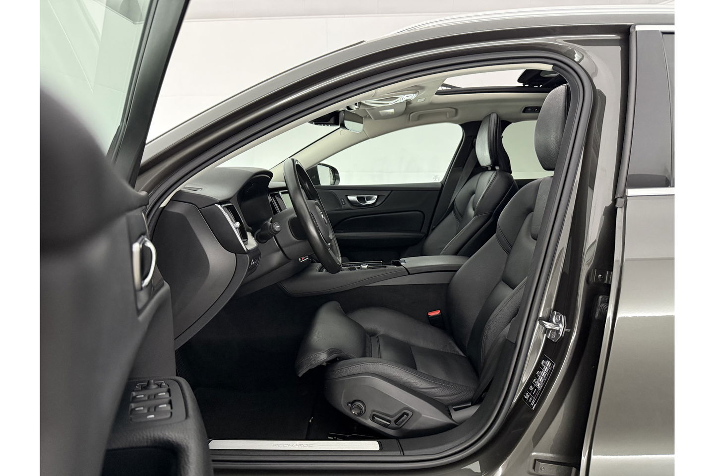 Volvo V60 2.0 T6 Recharge AWD Inscription 291PK 360 Camera Pano Harman/Kardon Trekhaak LED Head up Display Carplay Cruise Clima Memory 19"LMV Navi