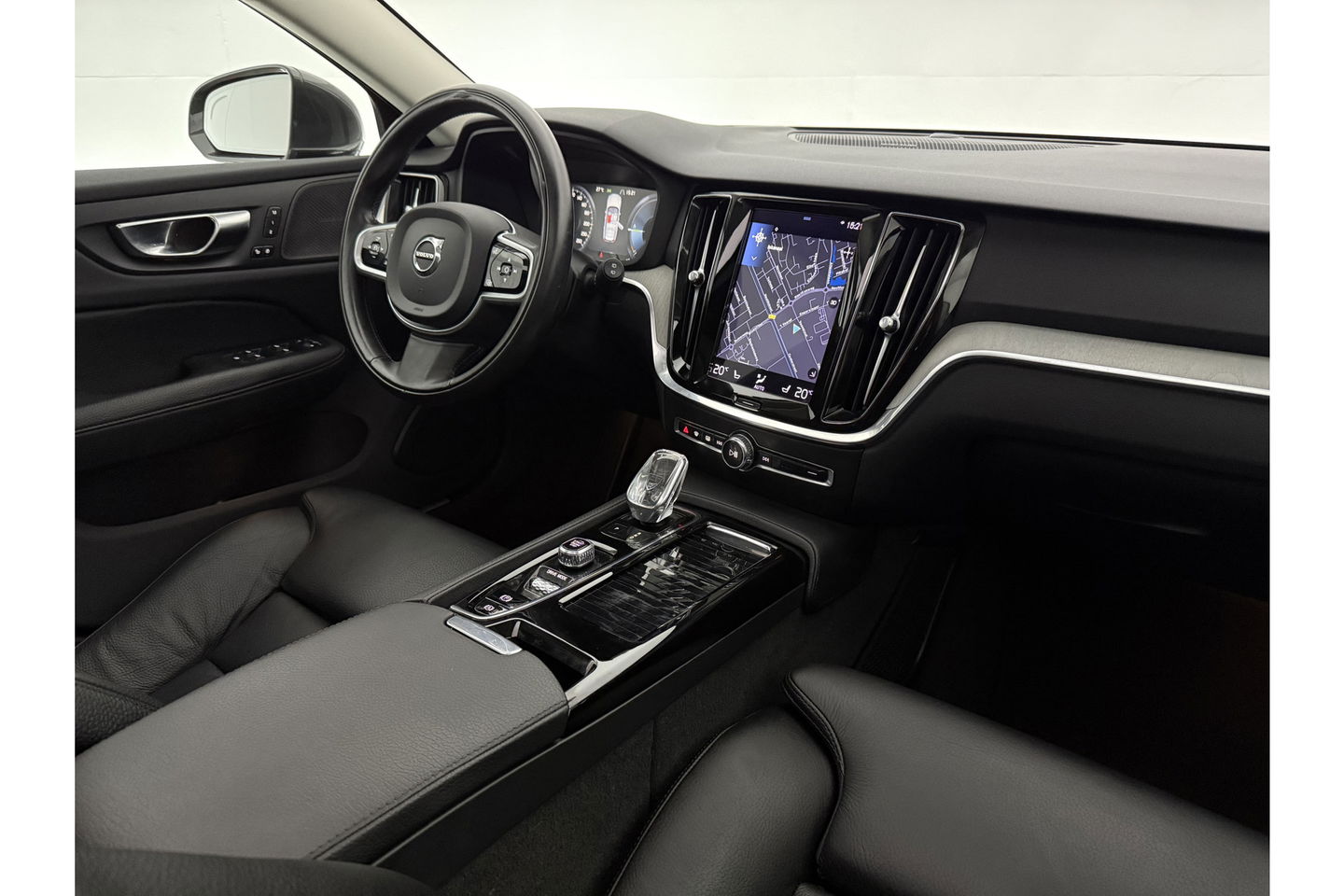 Volvo V60 2.0 T6 Recharge AWD Inscription 291PK 360 Camera Pano Harman/Kardon Trekhaak LED Head up Display Carplay Cruise Clima Memory 19"LMV Navi