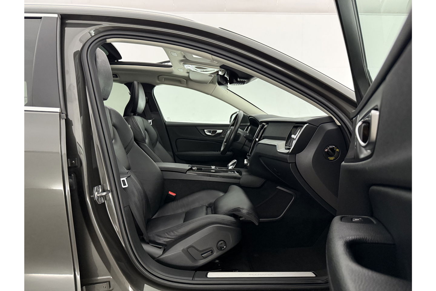 Volvo V60 2.0 T6 Recharge AWD Inscription 291PK 360 Camera Pano Harman/Kardon Trekhaak LED Head up Display Carplay Cruise Clima Memory 19"LMV Navi