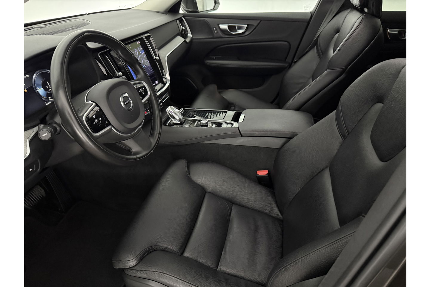 Volvo V60 2.0 T6 Recharge AWD Inscription 291PK 360 Camera Pano Harman/Kardon Trekhaak LED Head up Display Carplay Cruise Clima Memory 19"LMV Navi