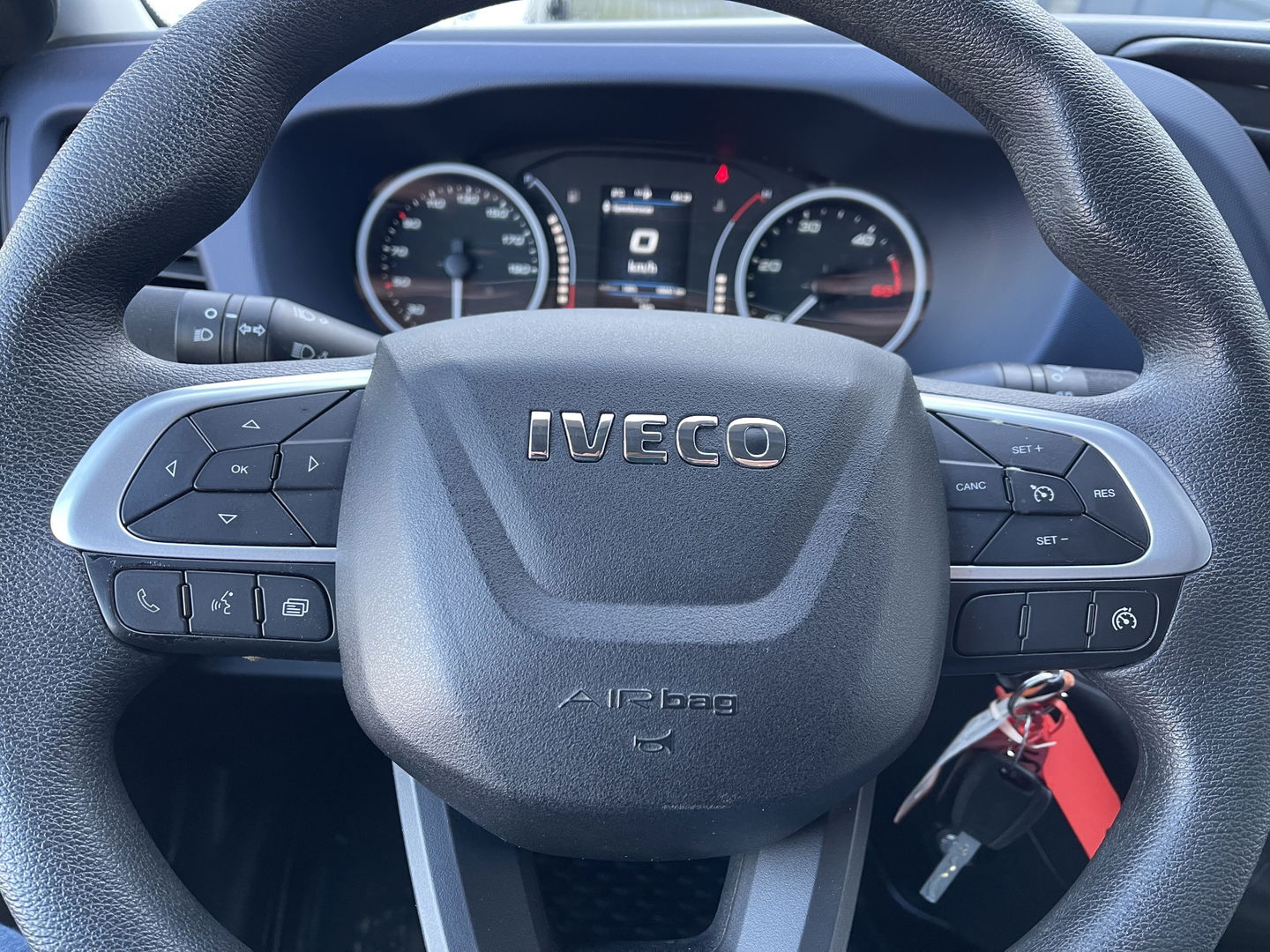 Iveco Daily 35S14V 2.3 410 L4H2 automaat / vaste prijs rijklaar € 23.950 ex btw / lease vanaf € 428 / cruise en climate control / trekhaak 3500 kg / euro 6 diesel / bpm vrij / laadruimte 475 cm lang