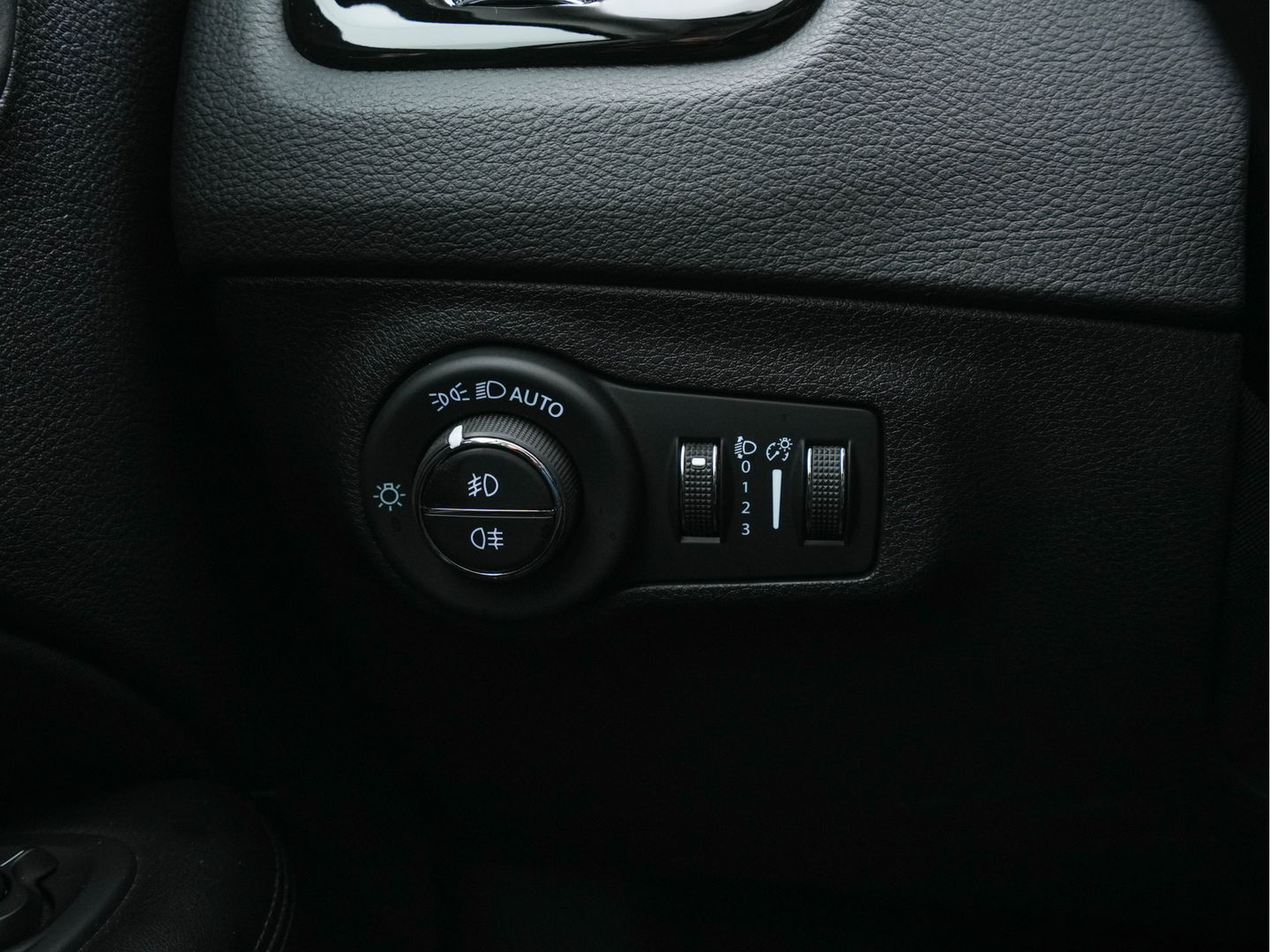 Jeep Compass 1.3T Night-Eagle Aut. *LEATHER-MICROFIBRE | NAVI-FULLMAP | KEYLESS | CAMERA | HEATED-SEATS | COMFORT-SEATS | DAB+ | ECC | LANE-ASSIST | PDC | CRUISE | 19''ALU*